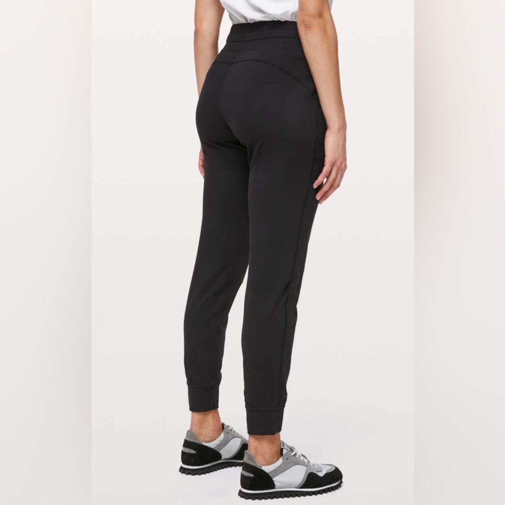 lululemon Lululemon Ready To Rulu Pant *29"
Black MSRP $108 size 4